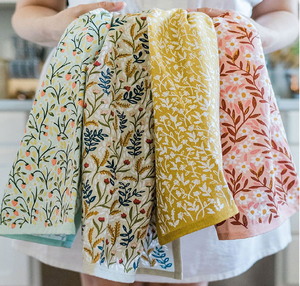 Serviette de cuisine en coton crème avec une délicate vigne florale rose et un bord bleu. Disponible à prix de gros. - Product Image 2