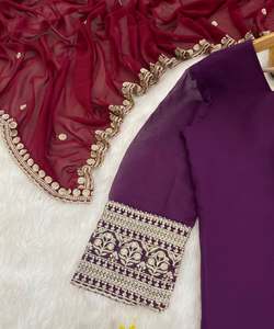 TOP DE TRABAJO DE SECUENCIA BORDADA DE DISEÑADOR SHARARA DUPATTA FESTIVA PRECIO AL POR MAYOR ROPA ÉTNICA SEDA PÚRPURA - Product Image 5