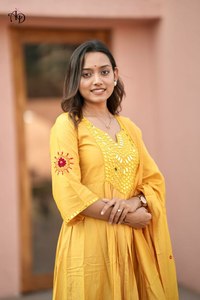 Venta en línea Trabajo de bordado elegante Impresión digital y trabajo hecho a mano Mal Chanderi Tela de seda Kurti & Bottom con Dupatta Set para adultos - Product Image 4