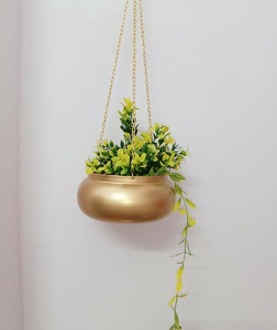Pot de fleurs suspendu rond en métal doré moderne pour balcon, entrée et verdure d'intérieur avec un charme décoratif époustouflant en provenance d'Inde - Product Image 2