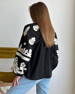เสื้อลำลองโบฮีเมียนสำหรับผู้หญิงเสื้อปักลายดอกไม้แขนยาวสีขาวและดำ - Product Image 3