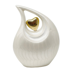 Ailes d'Ange Conception de la Sainte Croix Urne de Crémation pour le Stockage et la Conservation des Cendres Finition Blanche Love Memento Personnalisable - Product Image 6