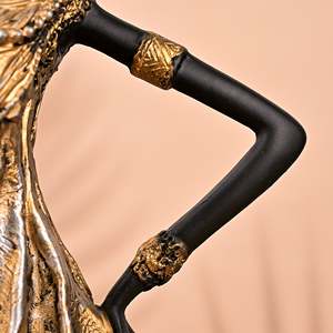 Estatua Antigua de Latón Dorado Estilo Bohemio de una Mujer Tribal Africana - Duradera y Brillante para Exhibición en Mesa - Product Image 6