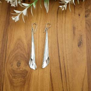 Pendiente de joyería de estilo Boho Huggies de latón Vintage para ella, pendientes Boho de declaración inspirados en la naturaleza, hechos a mano ligeros - Product Image 4