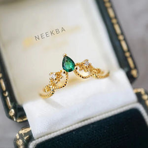 Anillo de corona Anillo delicado en forma de pera Anillo hecho a mano de esmeralda de laboratorio en oro sólido de 10K Joyería de uso diario - Product Image 1