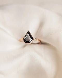 Bague en diamant Moissanite de style moderne en argent sterling avec lunette grise pour fiançailles de mariage ou cadeau - Product Image 1