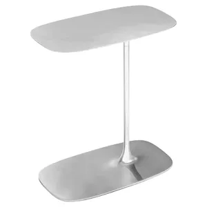 La mesa auxiliar pequeña refleja una mezcla de funcionalidad y diseño artístico que la convierte en una pieza notable de mobiliario moderno. - Product Image 1