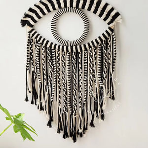 Espejo colgante de pared de macramé hecho a mano, pieza decorativa multicolor de la mejor calidad para decoración del hogar - Product Image 1