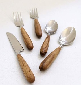 Juego de cubiertos de acero inoxidable de diseño exquisito con cómodos mangos de madera, perfecto para organizar cenas - Product Image 4