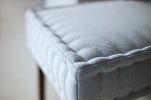 เก้าอี้รับประทานอาหารสุดหรูพร้อมกรอบไม้เคลือบพนักพิงเบาะและที่นั่งบุนวมสีฟ้าเหมาะสำหรับพื้นที่รับประทานอาหารที่ทันสมัย - Product Image 3