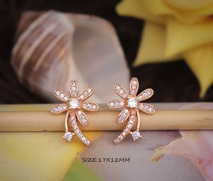 ต่างหูสตั๊ดลายดอกไม้หรูหราสำหรับผู้หญิง ประดับเพชรซิร์คอน ชุบทองบนสแตนเลสสตีล เครื่องประดับแฟชั่น - Product Image 1