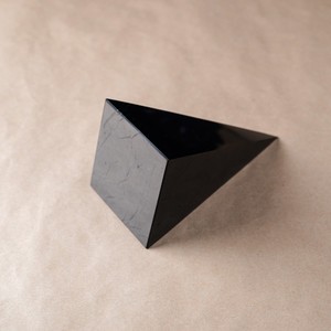 Pirámide alta de shungita pulida 3,1 pulgadas (80mm) - Product Image 6