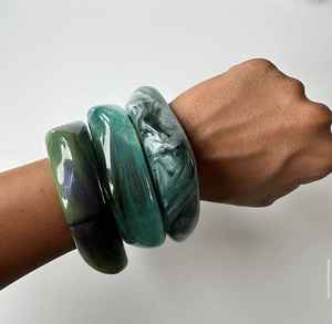 กำไลเรซินที่สะดุดตาสำหรับสวมใส่ในงานปาร์ตี้ - Product Image 1