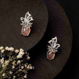 Boucles d'oreilles en diamant de qualité supérieure pour femmes avec des pierres rondes de conception unique pour les fiançailles et les anniversaires - Product Image 3