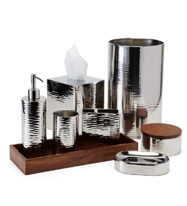 Un juego de baño de cromo pulido de siete piezas con una textura ondulada martillada única y una bandeja de madera contrastante. - Product Image 1