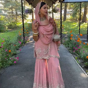 Conjunto de traje de trabajo de verano de corte recto, estilo vintage, con top, sharara y dupatta, de georgette Foux de alta densidad, con bordado de lentejuelas sólidas, cintura natural y largo hasta la rodilla. - Product Image 1