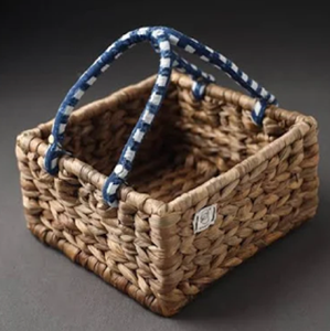 Una cesta de jacinto de agua rectangular poco profunda, construcción robusta y un borde tejido sutil, perfecto para ordenar pequeños elementos esenciales - Product Image 1