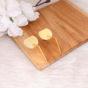 Pendientes de Botón Lisos de Latón Chapado en Oro de Alta Calidad, Acabado Mate Hecho a Mano, Fabricante Mayorista de Pendientes de Botón de Latón Chapado en Oro - Product Image 1