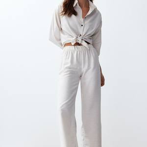 Conjunto de blusa de pantalones de mujer Longitud regular 100% Manga de hombro caída de la más alta calidad Cuello vuelto al por mayor - Product Image 1