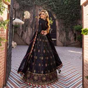 Designer de mariée Lehnga Choli pour la fête porter une broderie lourde Multi couleur mariage Lehenga Choli pour les femmes à la vente en gros 0149 - Product Image 1