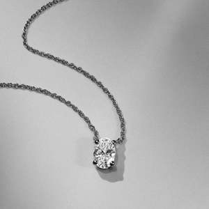 Pendentif élégant en or blanc 18 carats avec diamant ovale de laboratoire, sans chaîne, clarté VS1, couleur E, 2,50 grammes, design léger - Product Image 2