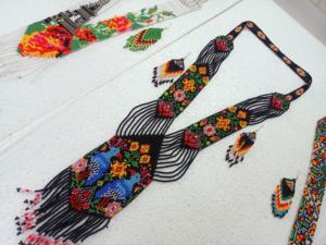 Collares de Cuentas de Vidrio con Diseño Floral Hechos a Medida con Pendientes a Juego, Hechos para Diseñadores de Joyería de Moda para su Reventa - Product Image 5