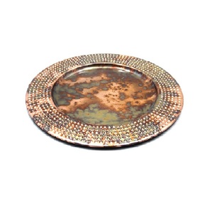 Assiettes de chargeur de vaisselle élégantes de plateau en métal rond de conception traditionnelle de vente chaude pour le service de traiteur - Product Image 1