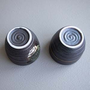 Tazas de té de cerámica esmaltada pintadas a mano en conjunto (2 piezas) en color marrón oscuro metálico - Product Image 6