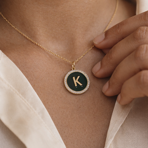 Collier avec pendentif en émail en forme de pièce de monnaie avec initiale - Product Image 2