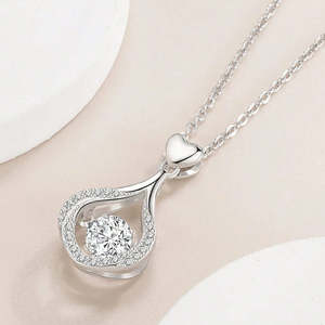 Colgante de Corazón con Cadena, Chapado en Oro de 18K, con Engaste de Bisel Moderno para Compromiso o Boda, con Zirconia - Product Image 1