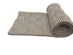 Oferta en Tela Negra y Beige Tejida Peinada con Patrón de Ondas Texturizadas, Textil Suave y Elástico para Confección de Vestidos y Blusas - Product Image 4