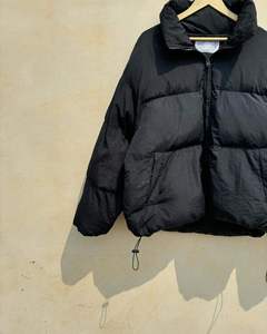 Veste matelassée noire inspirée des sororités grecques, nouvellement arrivée, confortable et élégante, pour les sœurs de sororité - Product Image 4