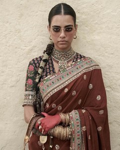 Diseño moderno de la mejor calidad Nuevo 2024 Georgette Multi Thread & Sequence Work Saree Blusa Exportador y suministro indio - Product Image 4