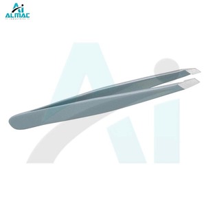 Pinzas de Punta inclinada de peluquero de alta precisión ALMAC para dar forma precisa a las cejas y eliminar el vello facial en uso en el salón - Product Image 3