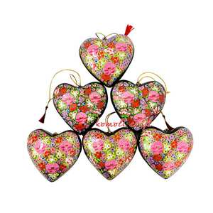 Adornos de papel maché pintados a mano, decoración de Navidad con forma de corazón - Product Image 4