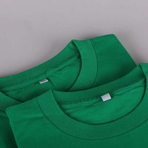 T-shirt da uomo con stampa a sbuffo in tinta unita a manica corta prodotta dall'azienda di t-shirt <span class=keywords><strong>grafiche</strong></span>