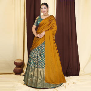 ชุดเลเฮนกาโชลีผ้าไหมบานาราสีแบบราชวงศ์ พร้อมลายดอกไม้ทออย่างประณีตและผ้าคลุมไหล่ขอบกว้าง สำหรับงานเลี้ยงฉลองสมรส - Product Image 2