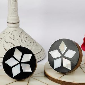 Elegantes perillas de resina de madera y latón, tiradores de manija de puerta de armario y cajón de precio barato para muebles para uso en la cocina - Product Image 4