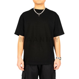 เสื้อยืดโอเวอร์ไซส์สีดำพิมพ์โลโก้ OEM สำหรับผู้ชาย สไตล์สตรีทแวร์ ผ้าคอตตอนหวี ย้อมสีเสื้อผ้า ผลิตโดยผู้ผลิต MAANIFY ขายดีที่สุด - Product Image 1