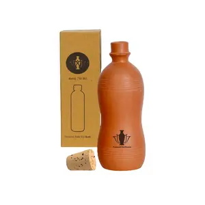 最新设计的粘土水瓶，带750毫升大小的木盖，由印度出口商出售，价格最低