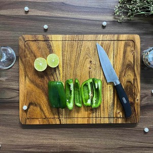 Élevez votre cuisine avec une planche à découper en bois personnalisée avec gravure personnalisée parfaite pour les chefs, les cadeaux - Product Image 1