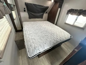 Autocaravana F-o-r-e-s-t R-i-v-e-r RV Rock-wood F-r-e-e-d-o-m S-e-r-i-e-s 1940LTD usada del 2022, lista para vender - Product Image 4