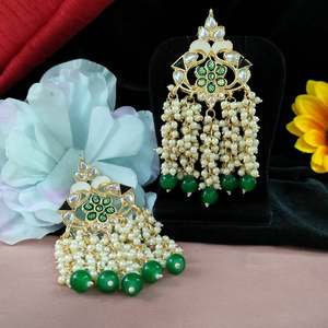 ต่างหูห้อยไข่มุกขนาดเล็กและ kundan น้ำหนักเบาและอเนกประสงค์สำหรับงานรื่นเริงรวมถึงงานแต่งงาน - Product Image 1