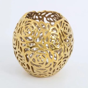 Arreglos florales delicados y aireados de metal resistente, el florero de metal eleva la decoración informal a un estilo más refinado y coherente. - Product Image 1