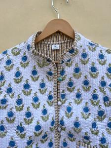 Chaqueta acolchada de algodón bohemio hecha a mano india con cuello estampado de bloques y ribete a rayas y abrigo transpirable de diseño Reversible - Product Image 2