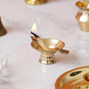 Diya Decorativa Dorada de Latón con Soporte y Base |   Diya Auspiciosa para Puja, Decoración Festiva y para el Hogar/Oficina, Ideal para Celebrar la Inauguración de una Casa - Product Image 4