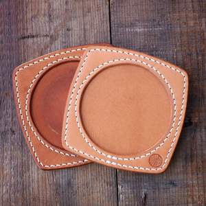 Juego de 2 posavasos de cuero de alta calidad para bebidas frías y calientes con tacto suave y estructura fuerte hechos a mano para uso diario - Product Image 1