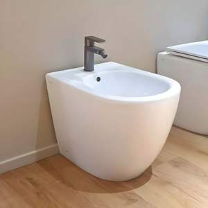 Bidet da pavimento in ceramica bianca lucida con Design a parete modello persone-confezione singola - Product Image 1