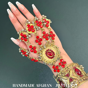 Paire assortie de harnais afghans rouges rubis Kuchi avec incrustations circulaires en pierre de résine et larges manchettes tribales gravées - Product Image 1