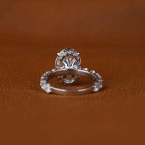 14KT Or Blanc 3.5 CT Bague de Fiançailles en Diamant Coupe Ovale Style Classique Hidden Halo Setting IGI Certificate Lab Grown Diamond - Product Image 3